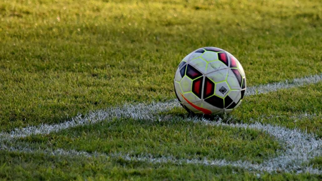Un ballon de football sur un terrain (illustration / Pixnio / Bicanski)