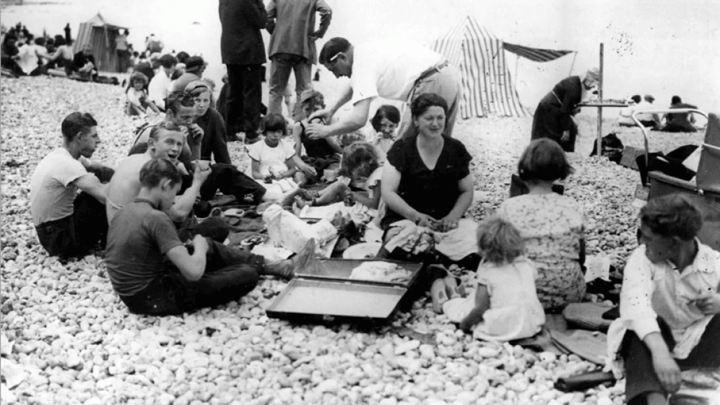 Sur la plage de Dieppe, en 1936.