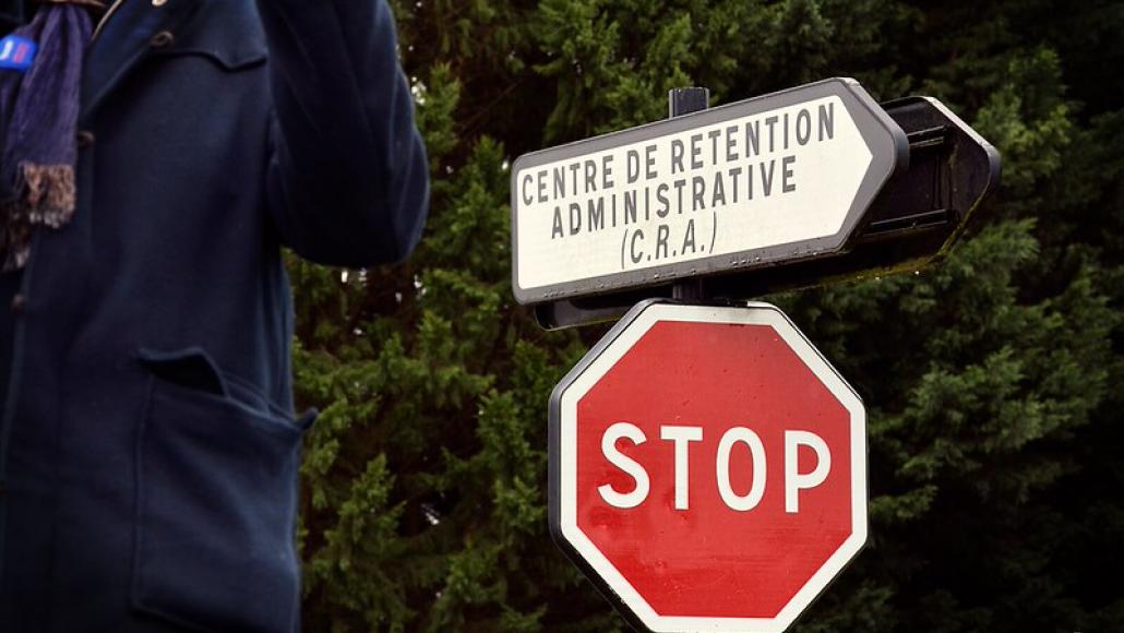 Un panneau de direction vers un centre de rétention administrative