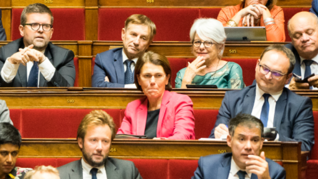 Laurence Dumont (en rose) en 2018 à l'Assemblée (© Wikimedia)
