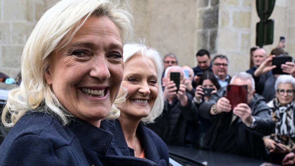 Marine Le Pen et sa soeur Marie-Caroline, le 12 mars 2026, dans la Sarthe