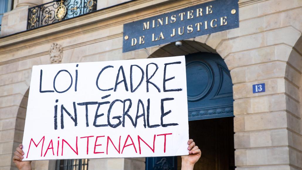 Une manifestation en faveur de la "loi intégrale", à Paris. (Photo par VALERIE DUBOIS / HANS LUCAS / HANS LUCAS VIA AFP)