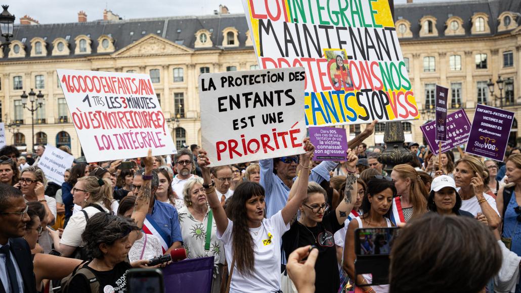 Une manifestation à Paris pour la loi intégrale, le 7 septembre 2026 (Telmo Pinto / NurPhoto / NurPhoto via AFP).