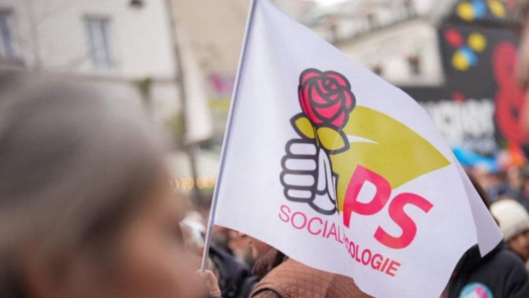 Drapeau du PS en manifestation