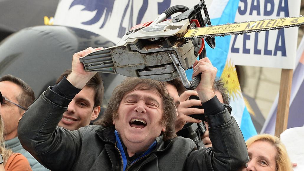 Le président argentin Javier Milei armé d'une tronçonneuse