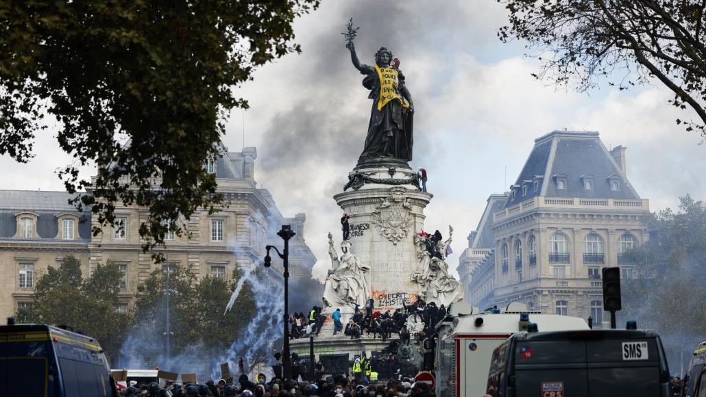 La place de la République à Paris, le 17 octobre, pendant d'importantes manifestations contre la vie chère. (Photo par GEOFFROY VAN DER HASSELT / AFP)