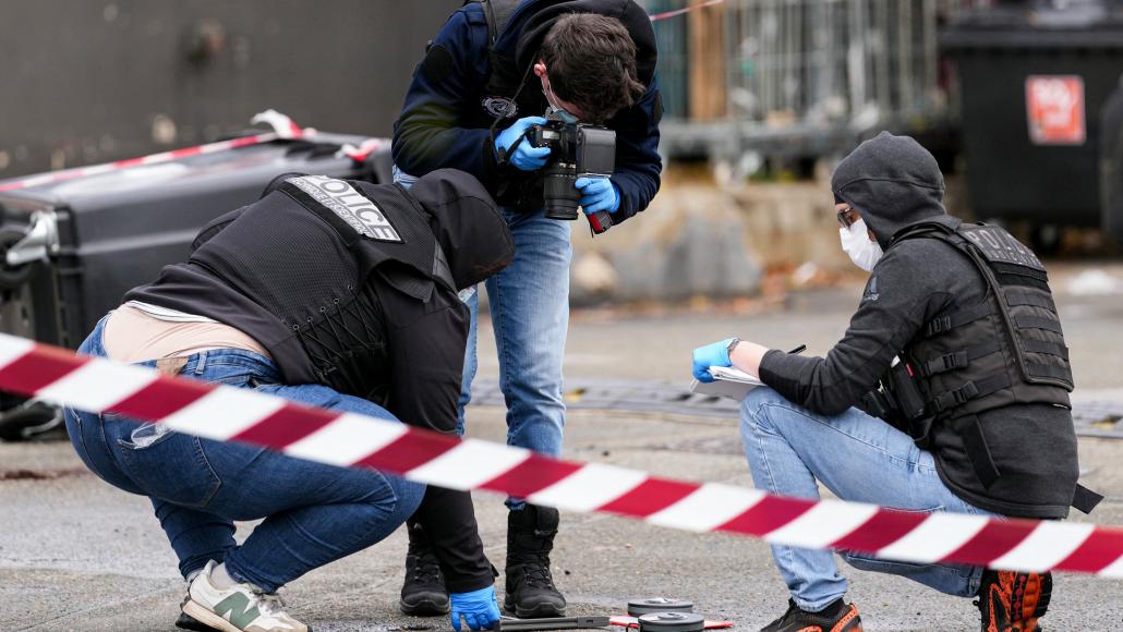 La police scientifique à Trappes, le 23 octobre 2026 (© DIMITAR DILKOFF / AFP)