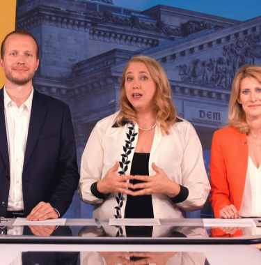 Soirée spéciale elections européennes présentée par Alexandre Poussart (Public Sénat), Caroline de Camaret (France 24) et Brigitte Boucher (LCP)