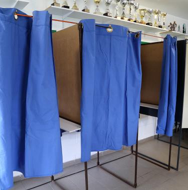 Isoloir à Tourcoing (59), lors des élections législatives de 2022. © Jamain / CC BY S.A 4.0