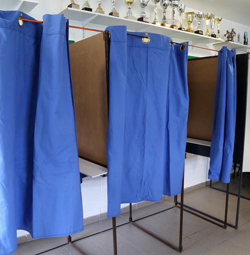 Isoloir à Tourcoing (59), lors des élections législatives de 2022. © Jamain / CC BY S.A 4.0