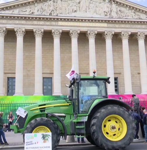 Des tracteurs devant l'Assemblée nationale le 26 mai 2025. LCP