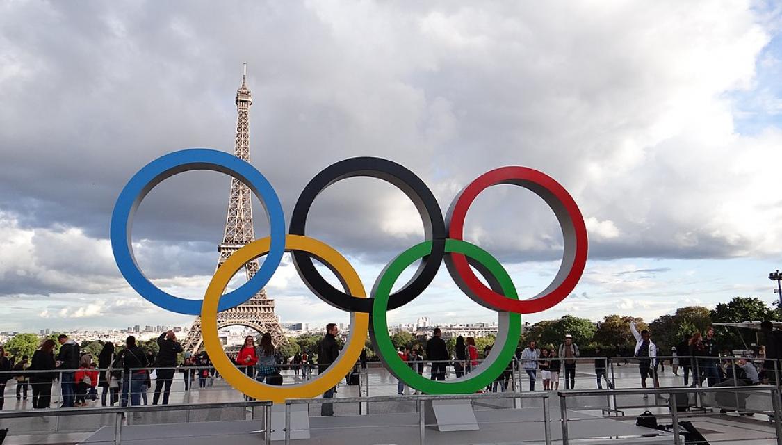 Les cinq anneaux olympiques sur l'esplanade du Trocadéro à Paris. Crédits photo : Wikipédia (licence Creative commons)