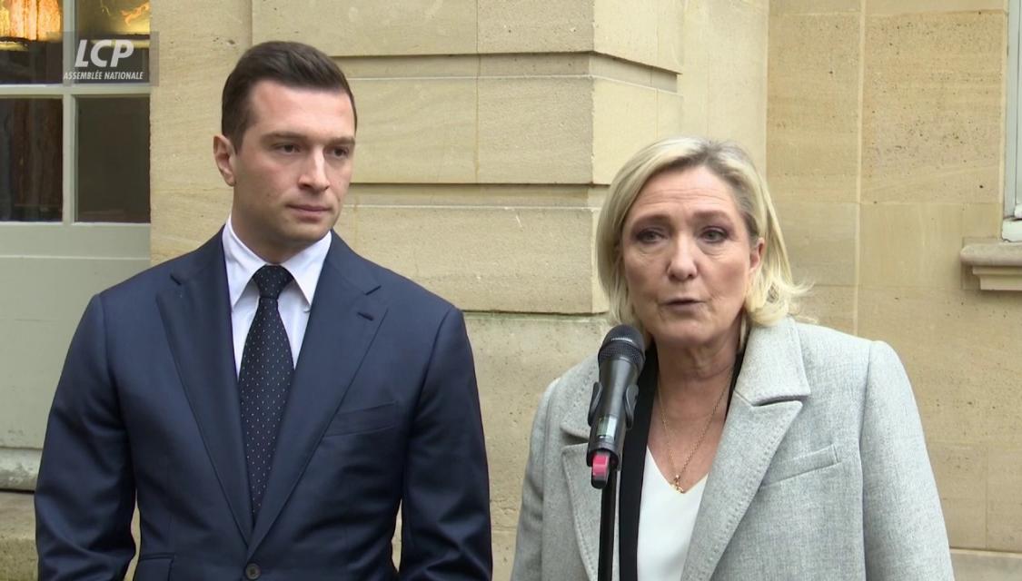 Jordan Bardella et Marine Le Pen sur le perron de Matignon, le 16 décembre 2024