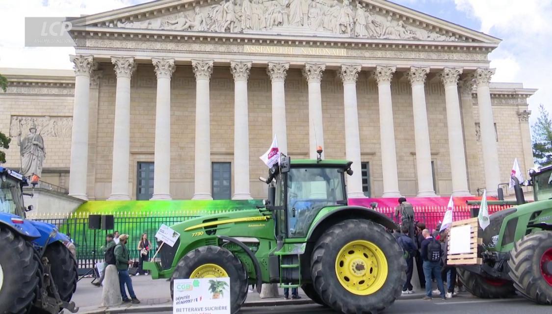 Des tracteurs devant l'Assemblée nationale le 26 mai 2025. LCP