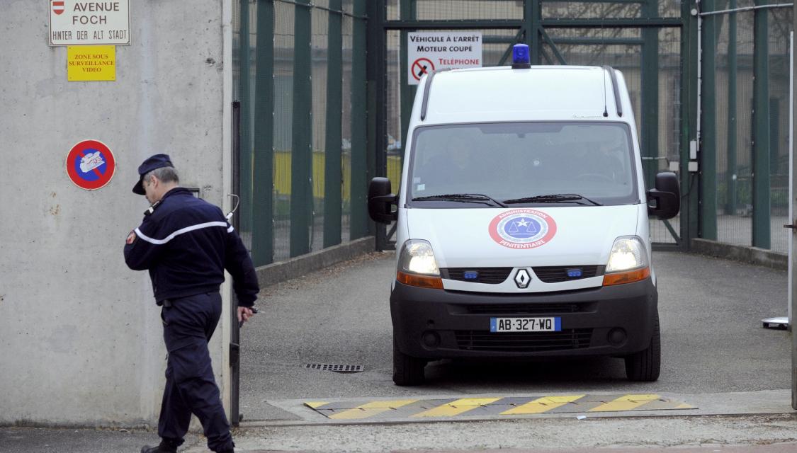 Un fourgon pénitentiaire quitte la maison centrale d'Ensisheim. AFP -  Sébastien Bozon.