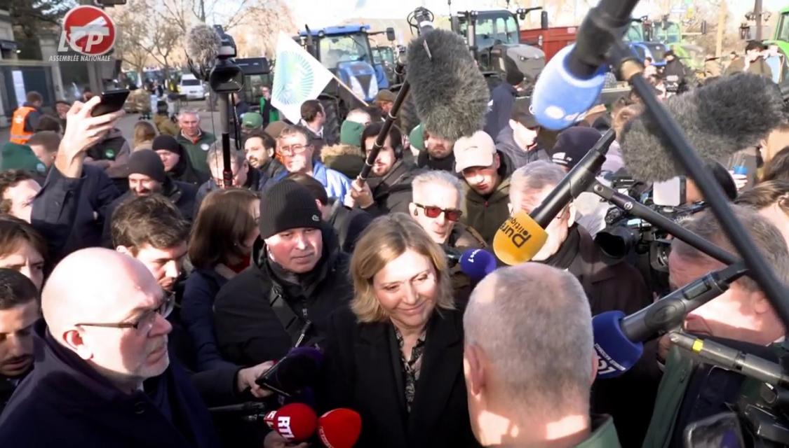 Yaël Braun-Pivet à la rencontre des agriculteurs de la FNSEA, le 13 janvier 2026.