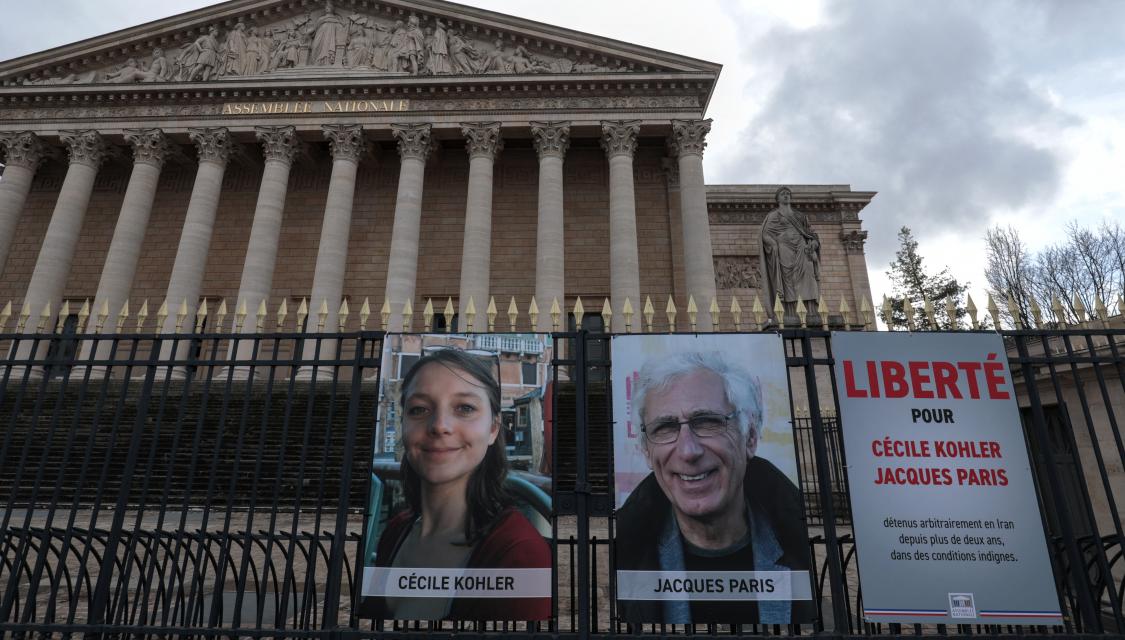 Les portraits de Cécile Kohler et Jacques Paris sur les grilles de l'Assemblée nationale