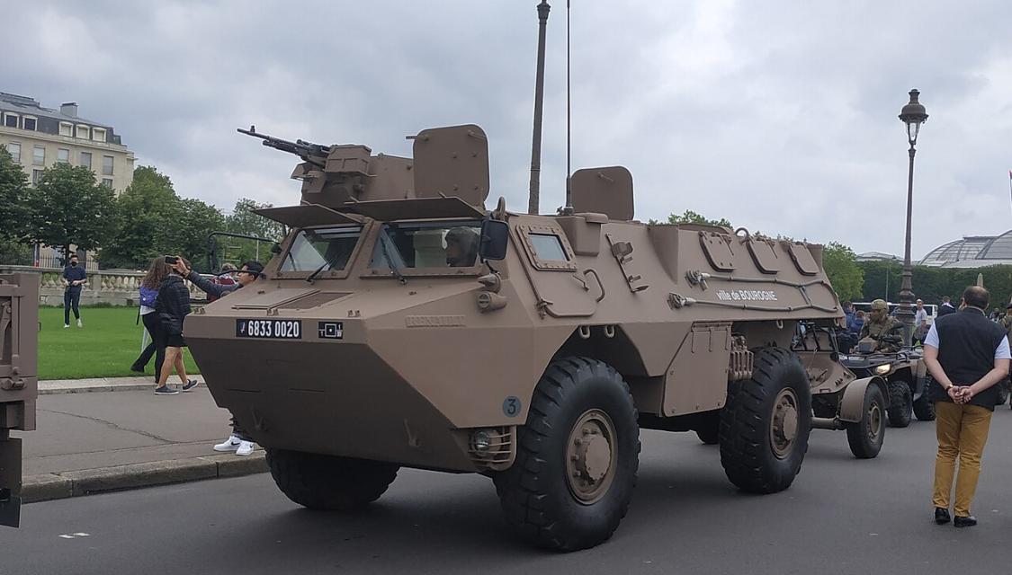 Un véhicule de l'avant blindé, le 14 juillet 2021 (© Wikimedia)