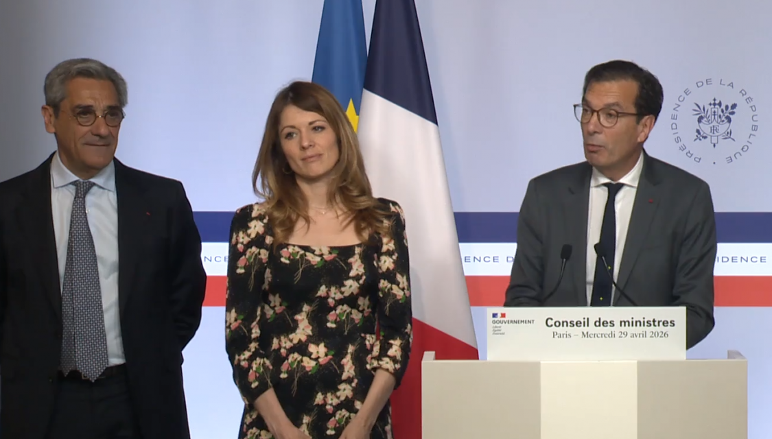 Le ministre Jean-Pierre Farandou (à droite) lors du compte-rendu du Conseil des ministres, le 29 avril 2026