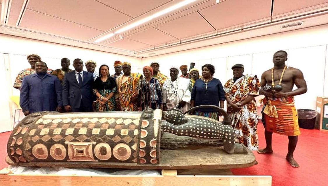 Le "tambour parleur" restitué par la France à la Côte d'Ivoire.