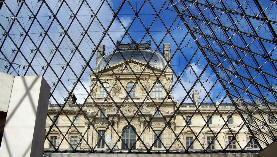 Le musée du Louvre (© Jon Luty / Public Domain Pictures)