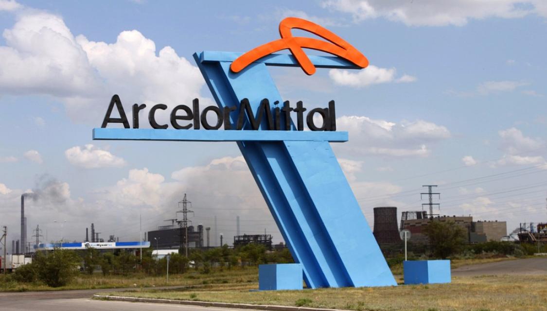 Un panneau ArcelorMittal (© Wikimedia)