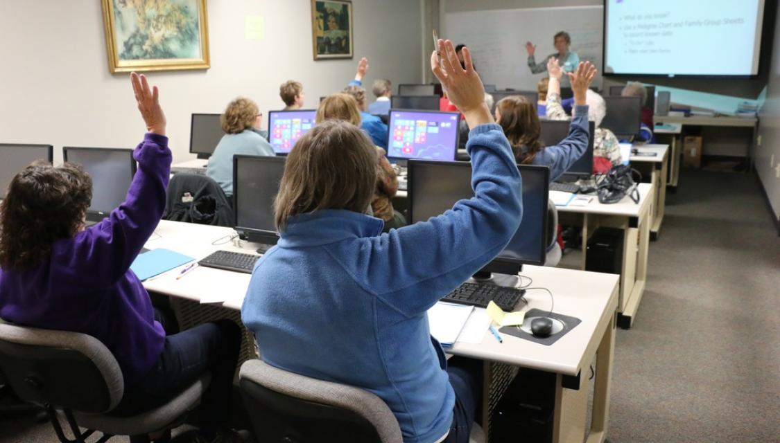 Une classe devant des ordinateurs (© PxHere)