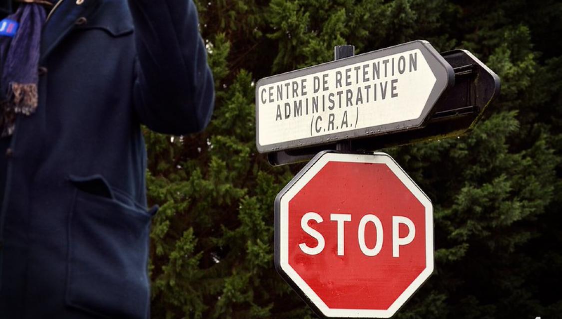 Un panneau de direction vers un centre de rétention administrative