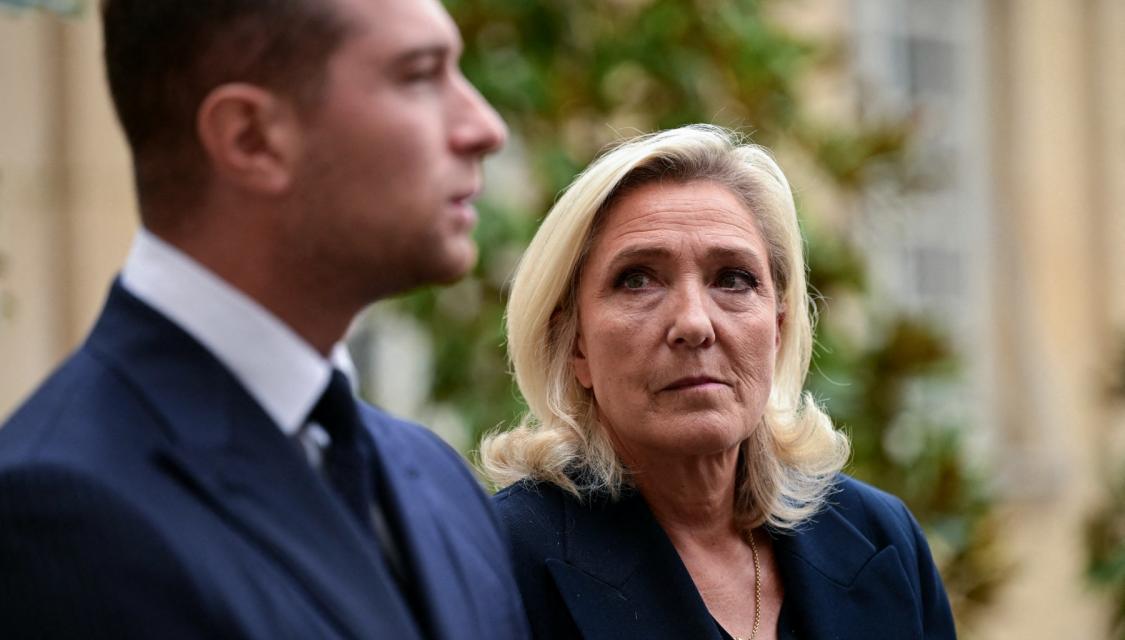 Marine Le Pen, en septembre 2025, avec Jordan Bardella à l'Hôtel de Matignon. (Crédit : Bertrand GUAY / AFP)