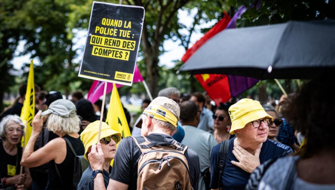 Une manifestation à Paris le 7 juillet 2026, contre la loi sur la légitime défense pour les policiers. (Crédit : Xose Bouzas / Hans Lucas via AFP)