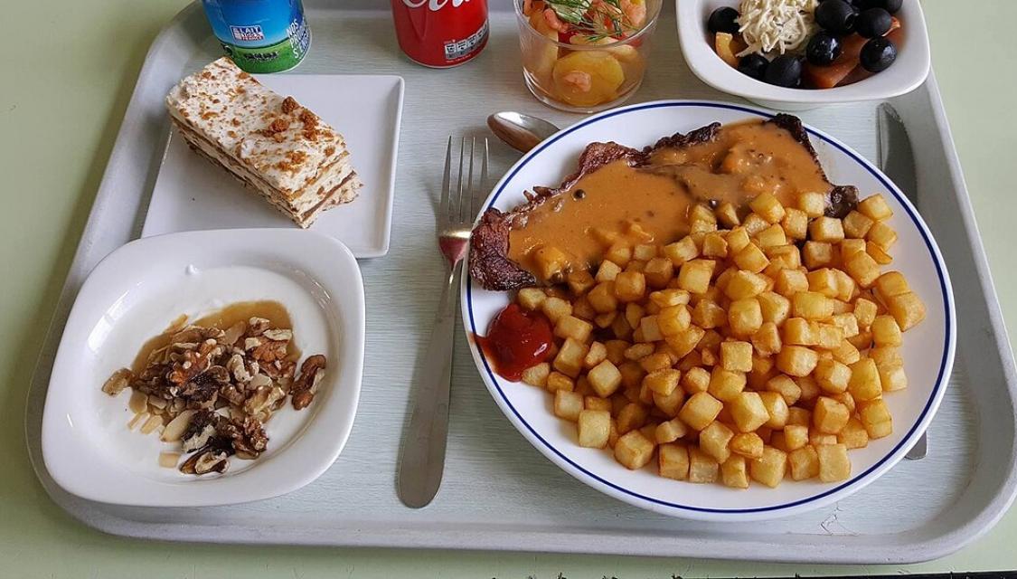 Un plateau repas étudiant (©Wikimedia)