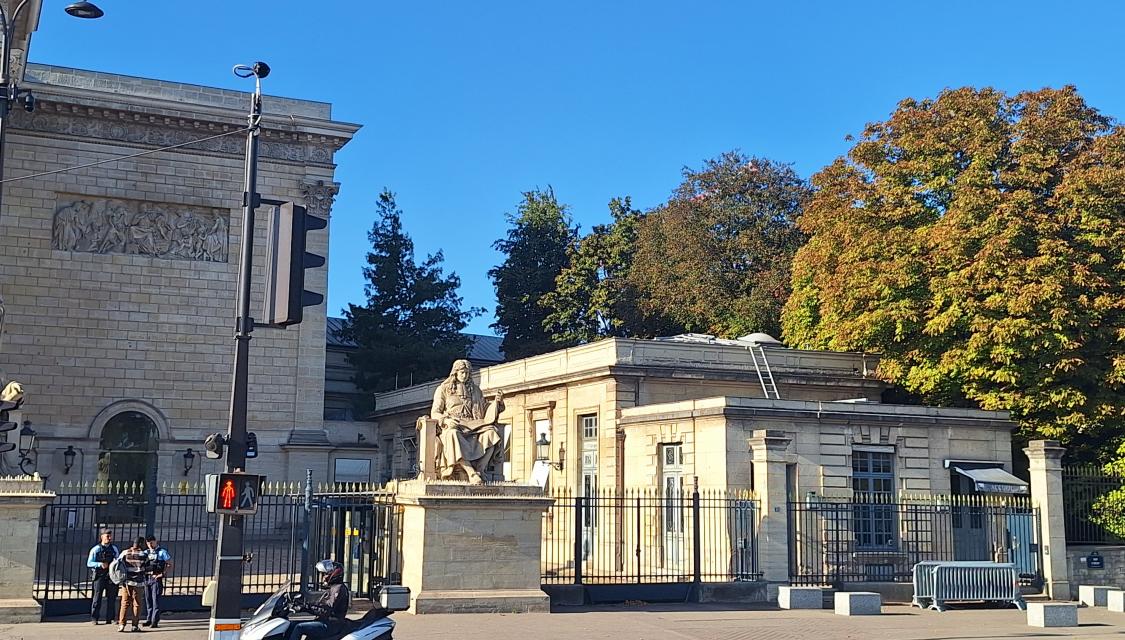 Image du pavillon d'accueil du public de l'Assemblée nationale. 