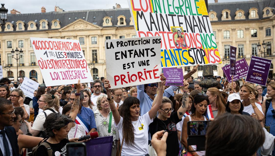 Une manifestation à Paris pour la loi intégrale, le 7 septembre 2026 (Telmo Pinto / NurPhoto / NurPhoto via AFP).