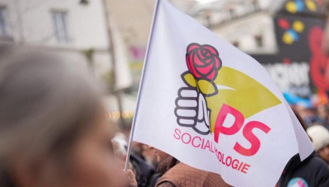 Drapeau du PS en manifestation