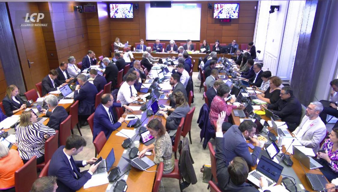 Les députés de la commission des finances examinent le projet de budget 2027, le 7 octobre 2026 - @LCP