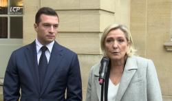 Jordan Bardella et Marine Le Pen sur le perron de Matignon, le 16 décembre 2024