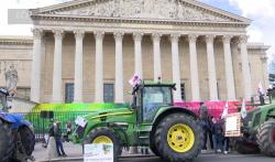 Des tracteurs devant l'Assemblée nationale le 26 mai 2025. LCP