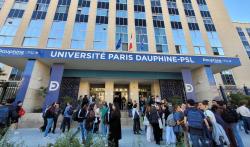 Etudiants devant l'université Paris Dauphine