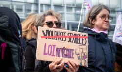 Dans une manifestation contre les violences sexuelles et sexistes, en novembre 2024.