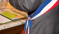 Un maire et son écharpe (illustration)