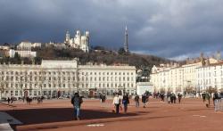 Vue de Fourvière depuis la place Bellecour à Lyon (© Wikimedia)