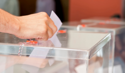 Une personne vote dans une urne (illustration)