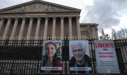 Les portraits de Cécile Kohler et Jacques Paris sur les grilles de l'Assemblée nationale