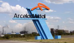 Un panneau ArcelorMittal (© Wikimedia)