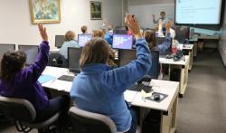 Une classe devant des ordinateurs (© PxHere)