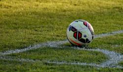 Un ballon de football sur un terrain (illustration / Pixnio / Bicanski)