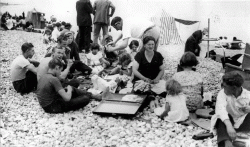 Sur la plage de Dieppe, en 1936.