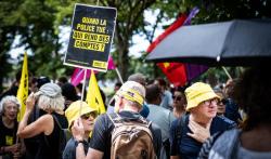 Une manifestation à Paris le 7 juillet 2026, contre la loi sur la légitime défense pour les policiers. (Crédit : Xose Bouzas / Hans Lucas via AFP)