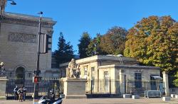 Image du pavillon d'accueil du public de l'Assemblée nationale. 