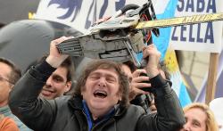 Le président argentin Javier Milei armé d'une tronçonneuse